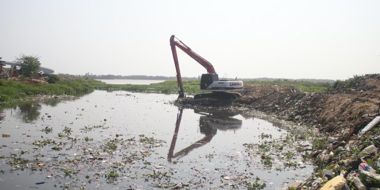 ¡Sin descanso! Distrito mantiene limpieza de arroyos para prevenir emergencias durante época de lluvias