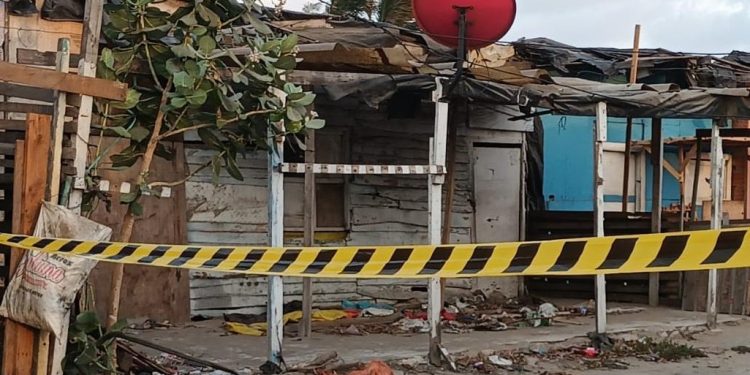 Las balas traspasaron las tablas que hacen de pared en casa dónde dormía el pequeño José Ángel