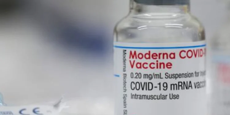 1.8 millones de dosis de vacuna actualizada XBB.1.5 de Moderna contra COVID-19 llegaron al país