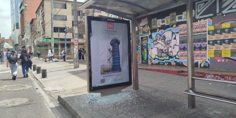 Encapuchados causaron temor en Bogotá al vandalizar sedes bancarias, buses y negocios en medio de protestas