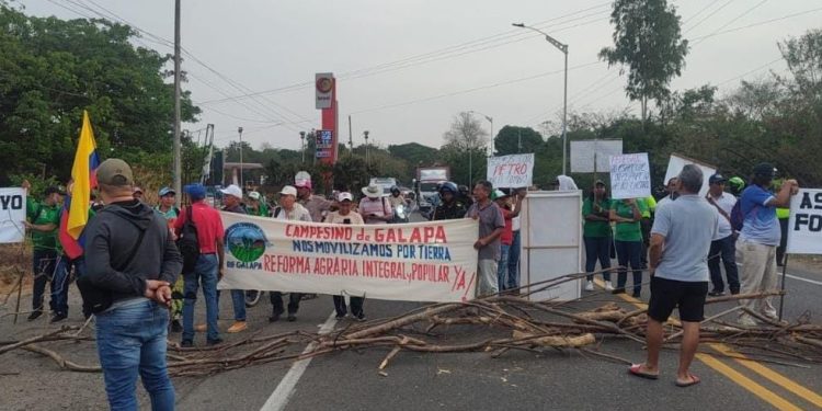 Campesinos bloquean la Cordialidad, en la entrada de Pital de Megua