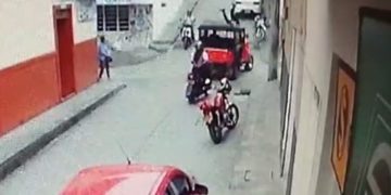 Accidente en Filadelfia: Cámara de seguridad captura impactante colisión entre vehículo y motociclista