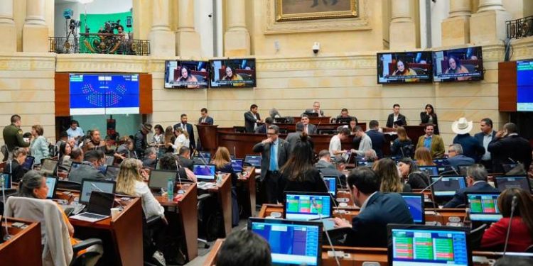 Reforma pensional: aprueban umbral de cotización de 2.3 salarios mínimos