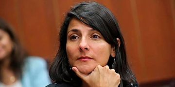 Procuraduría formula cargos a exministra Irene Vélez por caso de su hijo y Migración Colombia