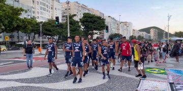 El plantel del Junior se pasea por las playas de Copacabana antes de enfrentar a Botafogo