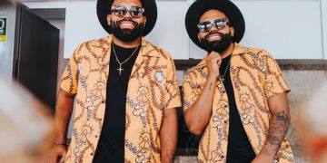 Criss y Ronny, en las pantallas del Times Square de Nueva York, anuncian su nuevo éxito ‘Moral’ junto a Lil Silvio