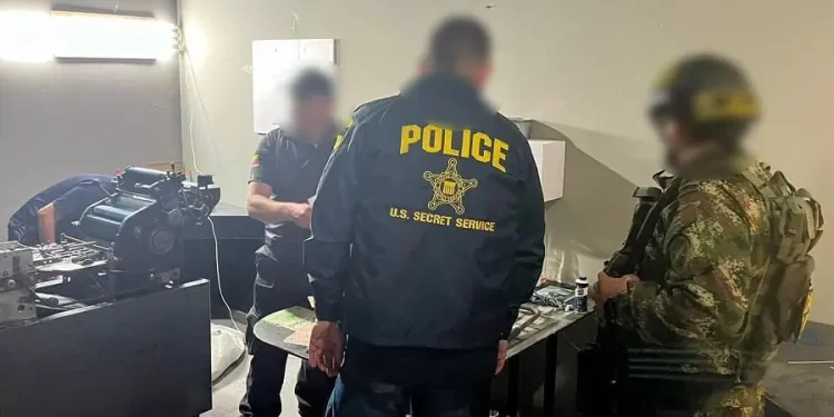 Ejército y Departamento de Seguridad de EE. UU. capturan a falsificador de dólares