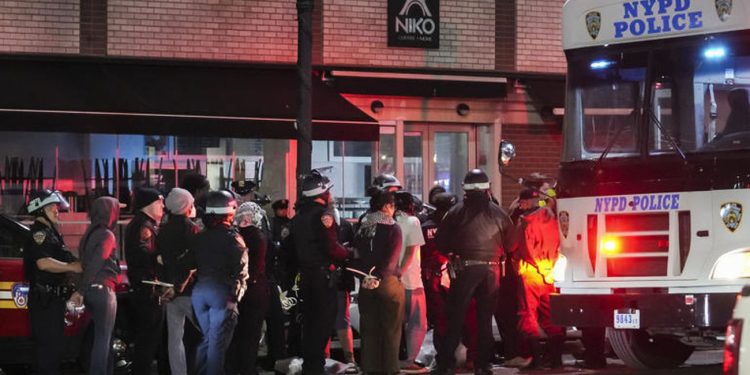 Policía desalojó y detuvo a estudiantes propalestinos en la Universidad de Columbia