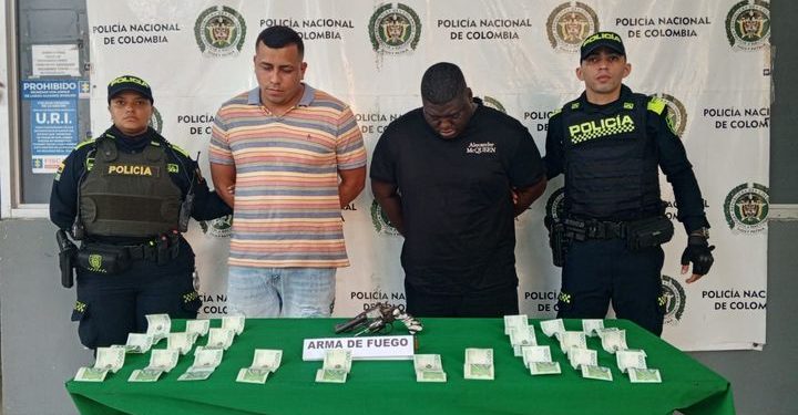 Dos sujetos capturados por porte ilegal de arma de fuego y tráfico de moneda falsificada