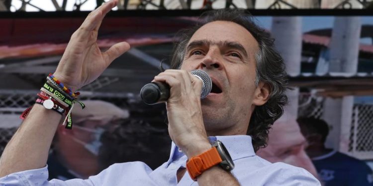 “No es raro que estén involucrados quienes robaron a Medellín”: Fico por escándalo en UNGRD