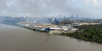 Aeronave ya está descargando agua sobre incendios en isla Salamanca