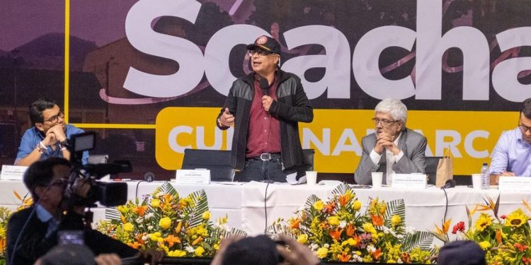 Petro dice que lo desobedecieron: UNGRD habría contratado ollas comunitarias con privados y no con comunales