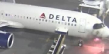 Pasajeros fueron evacuados de emergencia por incendio en avión que aterrizó en EE.UU.