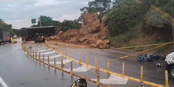 Reportan deslizamiento en la vía Bogotá – Girardot: Un motociclista herido