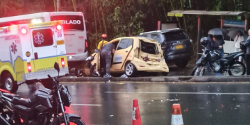 Bus perdió el control en carreteras de Mdellín: 14 carros averiados y 9 heridos