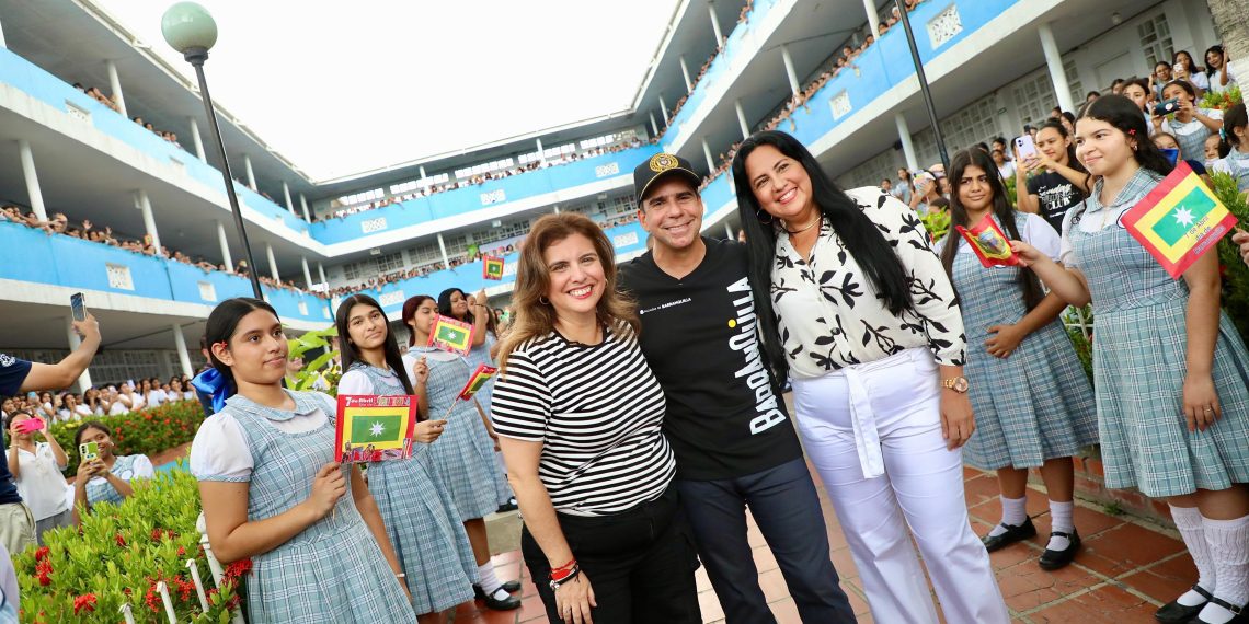 “Queremos formar los mejores desarrolladores del mundo, pero también seres humanos con mucha inteligencia emocional”: alcalde Char durante entrega de más de 300 computadores