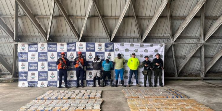 Incautado alcaloide que era transportado oculto en el doble fondo de una lancha