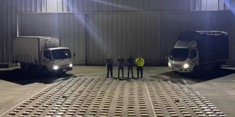 Incautan más de una tonelada de cocaína: 607 kilos en La Guajira y el restante en el Valle del Cauca