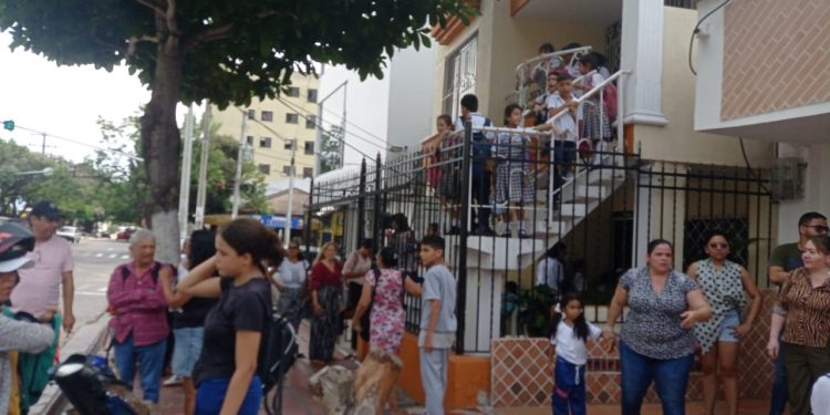 Evacúan el colegio Distrital Boston por conato de incendio