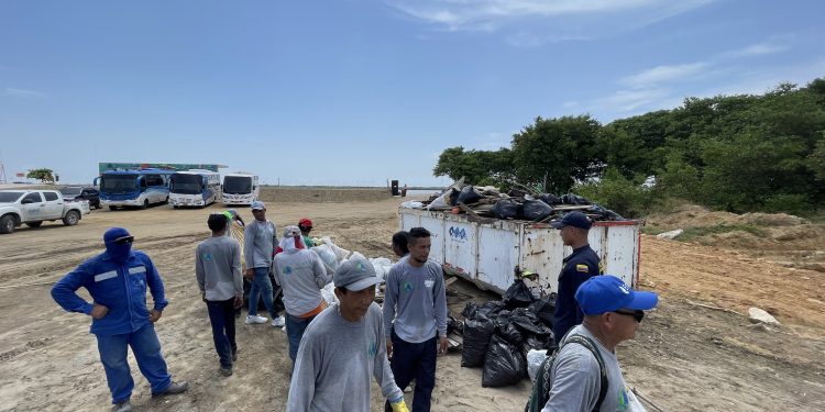 Distrito y Armada recolectan 20 toneladas de residuos para dejar playa de Puerto Mocho más limpia y linda