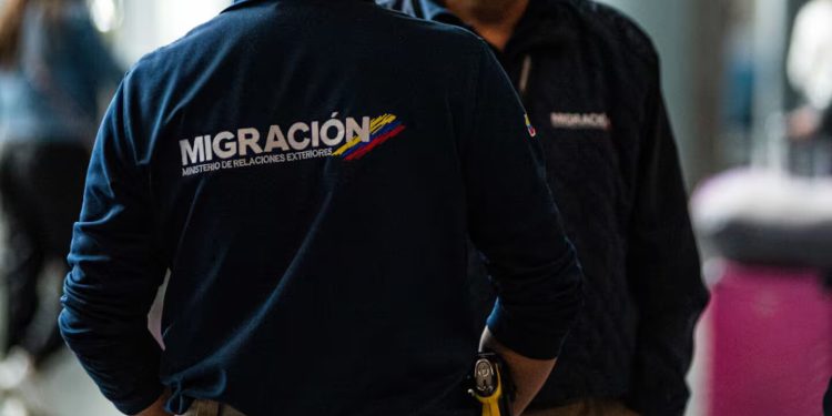 Destituyen a funcionario de Migración por cobrar para realizar trámites