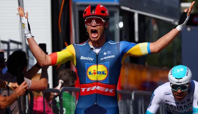 Jonathan Milan ganó la etapa 4 del Giro de Italia en un esprint de infarto