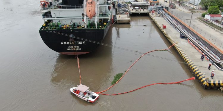 Dimar realizó simulacro de derrame de combustible en Puerto de Barranquilla