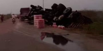 Camión de carga terminó volcado en Moina, vía hacia Paraguachon en la Troncal del Caribe