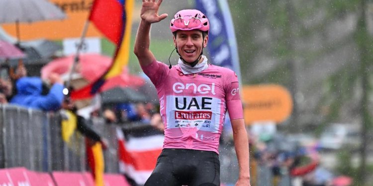 Pogacar se impone en la etapa 16 y sigue líder del Giro de Italia