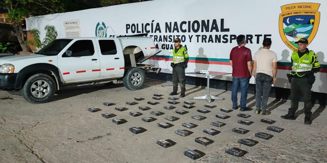 Policía captura a dos hombres con 43 kilos de cocaína en una camioneta