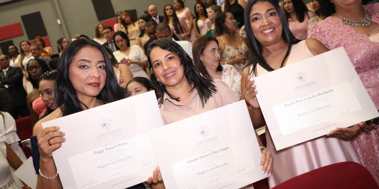 Con becas otorgadas por el alcalde Alejandro Char, 112 docentes más reciben su título de Maestría en Educación