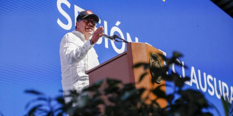 Petro propone inversión forzosa para reactivar sectores clave de la economía