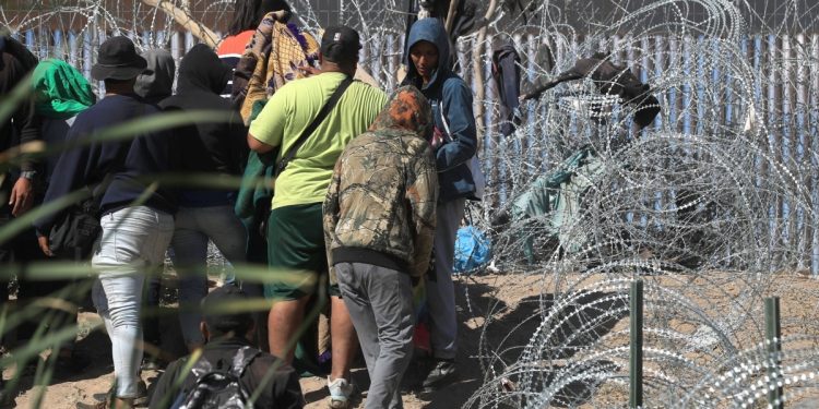 ¿En qué consiste la nueva restricción de solicitudes de asilo a migrantes de Biden?