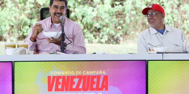 Maduro denuncia que oposición tiene sicarios para atacarlo