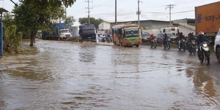 Mamonal: inundaciones siguen generando caos en la movilidad