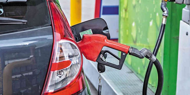 Otro golpe al bolsillo: Gobierno subirá precios del diésel a grandes consumidores