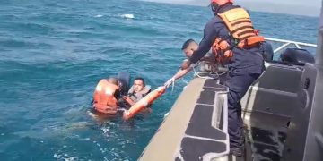 Rescatan cinco tripulantes al hundirse embarcación ‘Rachete 21’ a cinco millas de Puerto Velero