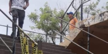 Personas irresponsables rompen la cinta de precaución y arriesgan su vida transitando por el puente peatonal del INEM