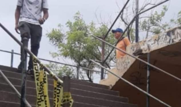 Personas irresponsables rompen la cinta de precaución y arriesgan su vida transitando por el puente peatonal del INEM