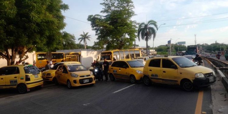 Taxistas bloquearon a vía Oriental, a la altura de Malambo