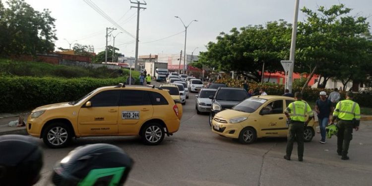 Paro de taxistas: carrera 38 y Circunvalar también amanecieron bloqueadas