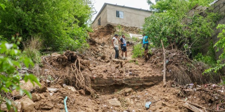Alcaldía realiza trabajos de remoción y ayudas a familias afectadas por deslizamientos de tierra