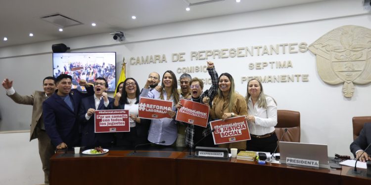 Reforma laboral sigue con vida: fue aprobada en primer debate