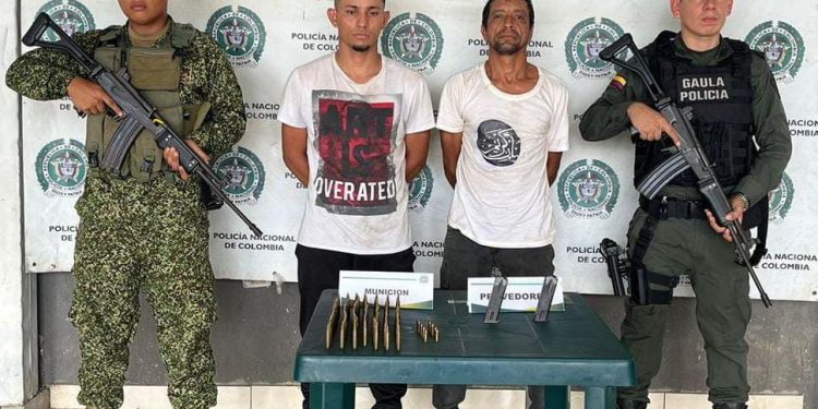 Bajo la fachada de vendedores de plátano cayeron dos integrantes del Clan del Golfo con material de guerra encaletada