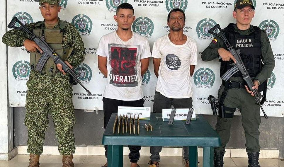 Bajo la fachada de vendedores de plátano cayeron dos integrantes del Clan del Golfo con material de guerra encaletada