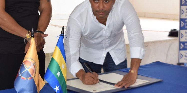 El alcalde Pedro Jesús Ospino y Pablo Vera Salazar, rector de UniMagdalena, firman el convenio del programa ‘Talento Magdalena’