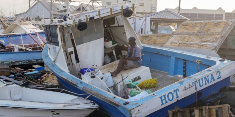 Huracán Beryl sube a categoría 5 y atraviesa el Caribe