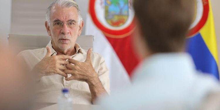 Gobernador Verano propone plan de intervención en empresas de energía para evitar malas experiencias del pasado