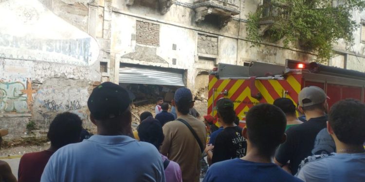 Colapso en edificio antiguo en el centro de Barranquilla deja a una persona atrapada entre los escombros