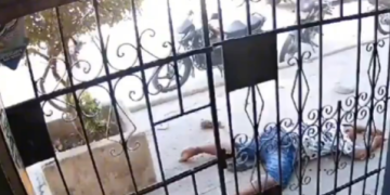 Le disparan a las afueras de una tienda, se sube en una moto y muere cuadras más adelante
